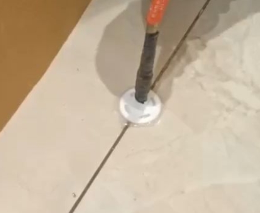 定陶瓷砖空鼓维修公司专业解答瓷砖在铺贴过程中，如果没有涂抹均匀到位的粘结材料（如水泥砂浆或瓷砖胶），可能会导致以下问题